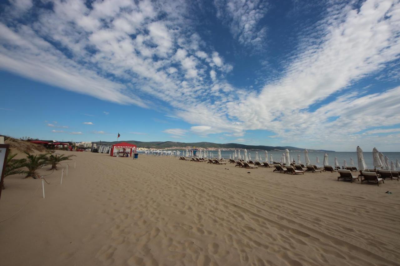 Menada Dawn Park Apartment Pantai Sunny Bagian luar foto